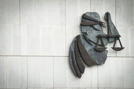 OM: duur huis, dure auto’s, geen werk, veel contanten? Dat kan niet