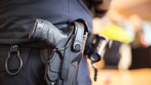Politie lost schoten nadat auto inrijdt op agenten