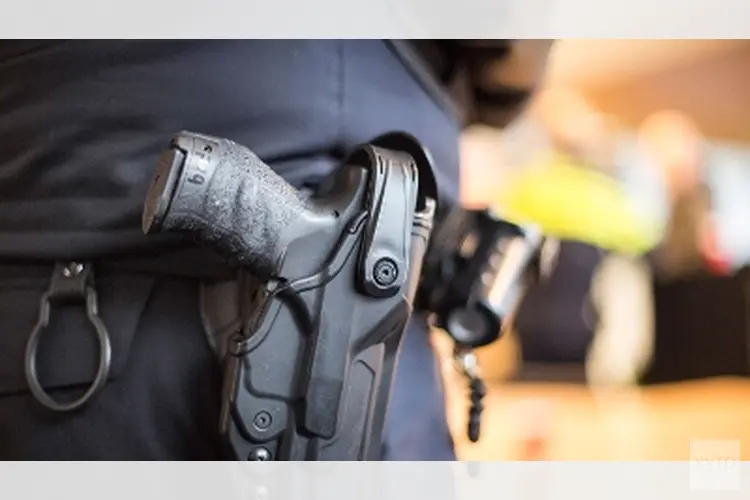 Politie lost schoten nadat auto inrijdt op agenten