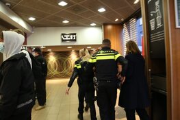 Peter R. de Vries neergeschoten op Lange Leidsedwarsstraat, verdachte voortvluchtig