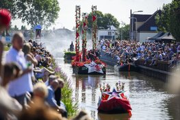 Arrangeur Ivo Putman (Almere) decoreert boot bij Varend Corso Westland