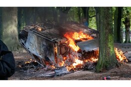 Uitgebrande politiewagen blijft achter na rellen en persfotograaf gewond naar ziekenhuis in Den Haag