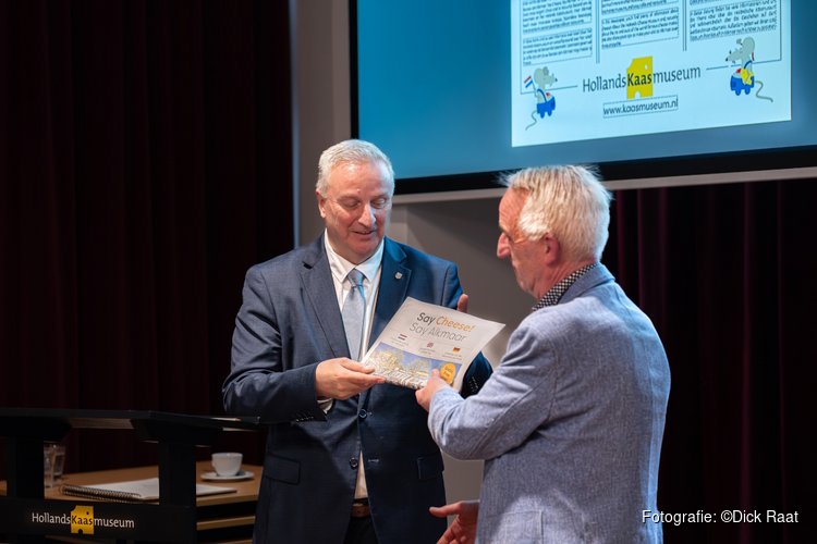 Eerste editie Kaaskrant uitgereikt aan wethouder Jan Hoekzema