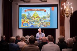 Eerste editie Kaaskrant uitgereikt aan wethouder Jan Hoekzema