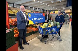 Femke Kok overhandigt namens Lidl recorddonatie aan Voedselbanken Nederland: 760.000 kg verse groente en fruit